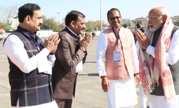 PM reached Indore : प्रवासी भारतीयों को करेंगे संबोधित, स्वतंत्रता संग्राम में NRI के योगदान पर आधारित डिजिटल प्रदर्शनी का शुभारंभ भी करेंगे