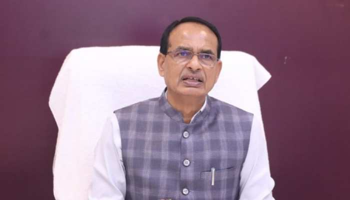 CM Shivraj : मुख्यमंत्री ने इन्दौर से शिर्डी विमान से जा रहे तीर्थ-यात्रियों को दी शुभकामनाएँ