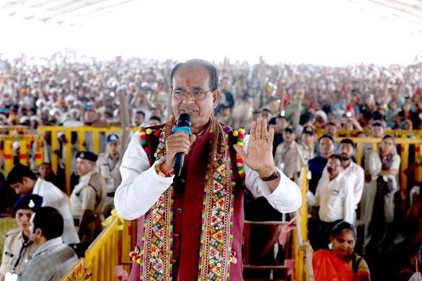 CM Shivraj Annoucement : देवरानी, जेठानी, मंजली और संजली को भी मिलेगा लाड़ली बहना योजना का लाभ, कनिका और दिव्यांश के उपचार की मंच से की घोषणा