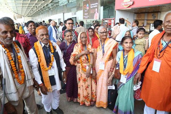 First Pilgrimage By Plane : विमान से पहली तीर्थ-यात्रा के यात्रियों ने कही दिल से बात…आधुनिक काल के श्रवण कुमार हैं मुख्यमंत्री शिवराज
