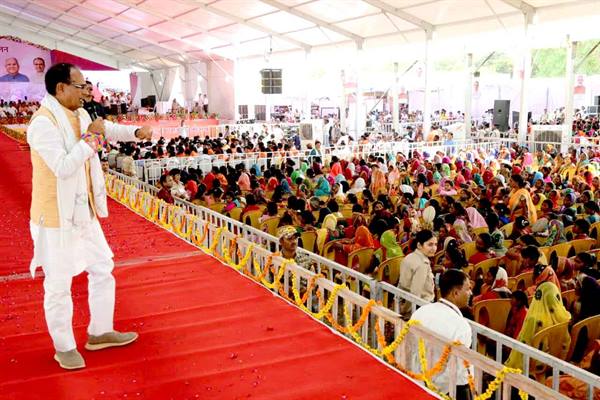 Silver Jubilee Celebrations and Women’s Conference : राज्यपाल और मुख्यमंत्री जिले के रजत जयंती समारोह और महिला सम्मेलन में शामिल हुए