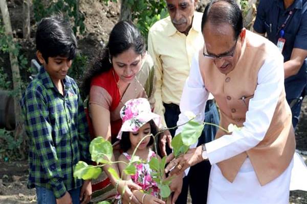 Plantation Tree : मुख्यमंत्री शिवराज सिंह चौहान ने बरगद, अमरूद और करंज के पौधे लगाए