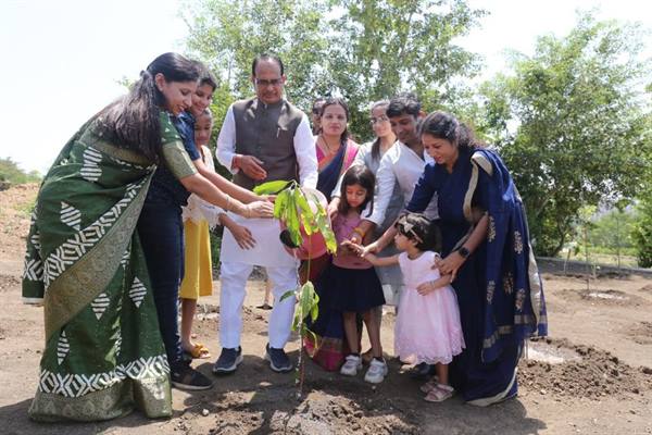 Tree Plantation : मुख्यमंत्री शिवराज चौहान ने कचनार, बरगद और आम के पौधे रोपे