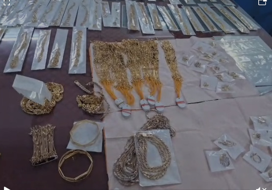 RPF POLICE ACTION : ‘गरीब रथ ट्रेन’ में मिला ‘ढाई किलो सोना’…कीमत 1.5 करोड…देखें बैक टू बैक VIDEO