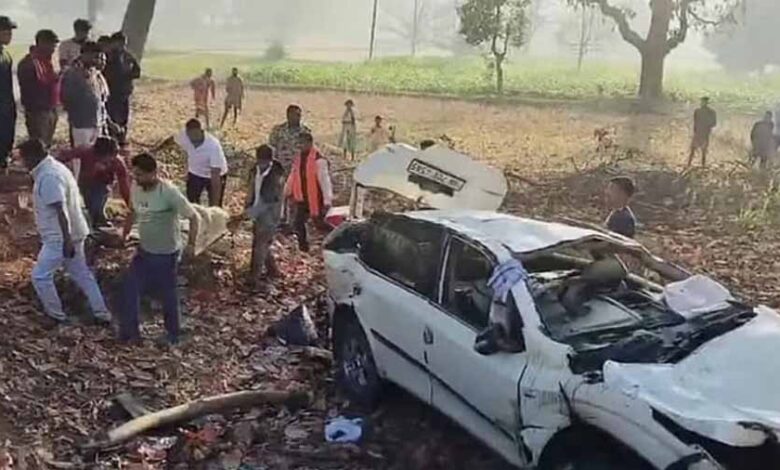 राष्ट्रीय राजमार्ग-30 पर तीर्थयात्रियों की कार पुल से जा टकराई, एक ही परिवार के दो लोगों की  मौत, चार घायल