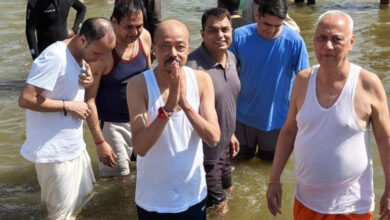 रायपुर : राज्यपाल डेका ने महाकुंभ के अवसर पर त्रिवेणी संगम में किया स्नान रायपुर : राज्यपाल डेका ने महाकुंभ के अवसर पर त्रिवेणी संगम में किया स्नान